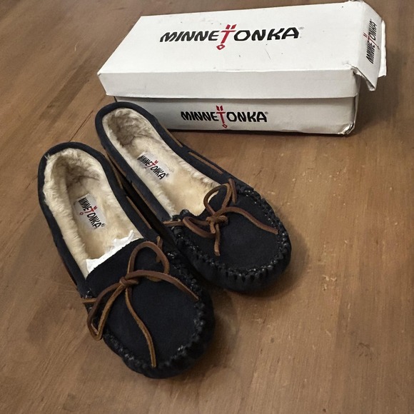 Minnetonka Shoes Womens Size 10 Navy Cally Moccasin Slippers Fur Lined 4014 - Picture 1 of 8